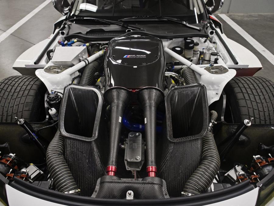Моторный отсек BMW Z4 GTE 2013 года  (фото 26 из 37)
